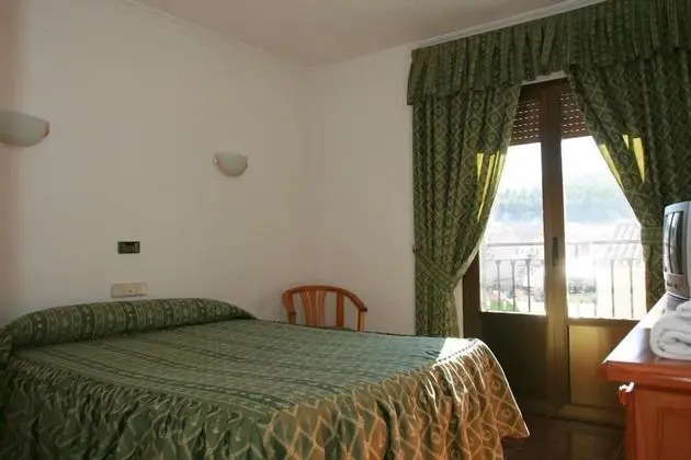 Büyük Yataklı Tek Kişilik Oda