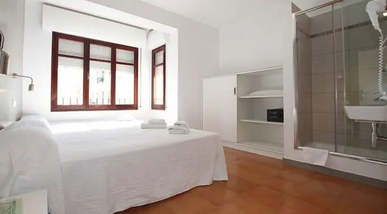 Tek Büyük veya İki Ayrı Yataklı Oda, Ortak Banyo
