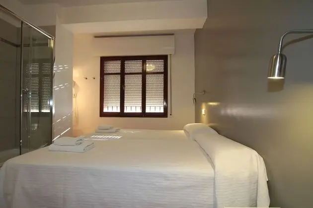 Tek Büyük veya İki Ayrı Yataklı Oda, Ortak Banyo