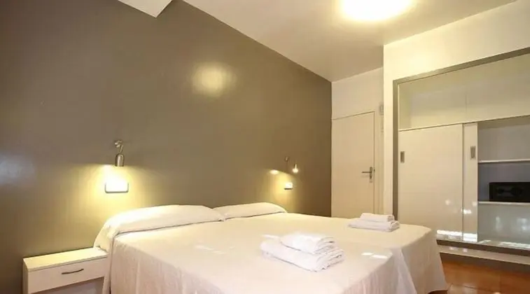 Tek Büyük veya İki Ayrı Yataklı Oda, Ortak Banyo