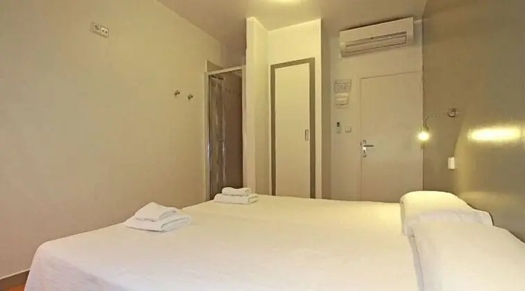 Tek Büyük veya İki Ayrı Yataklı Oda, Ortak Banyo