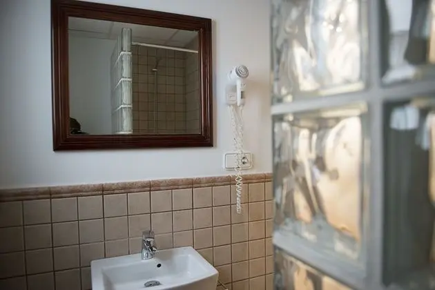 Tek Büyük veya İki Ayrı Yataklı Oda, Ortak Banyo