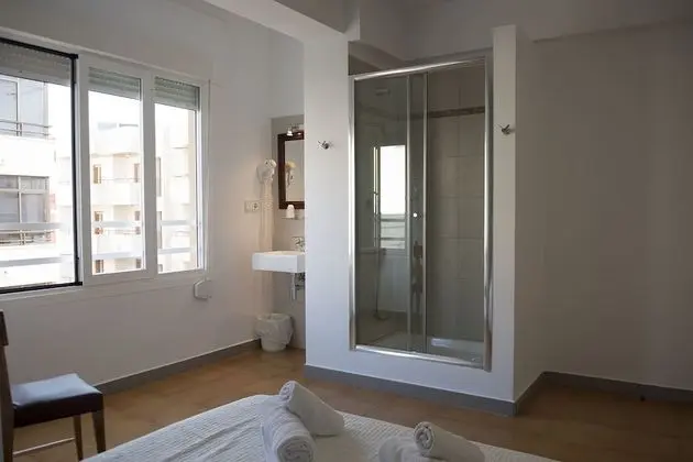 Tek Büyük veya İki Ayrı Yataklı Oda, Ortak Banyo