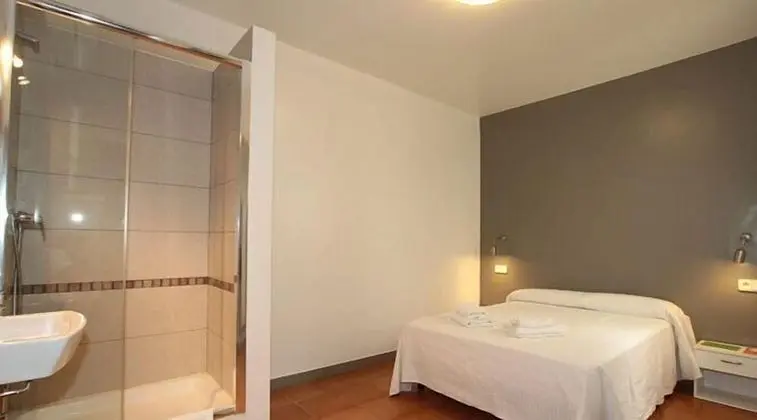 Tek Büyük veya İki Ayrı Yataklı Oda, Ortak Banyo
