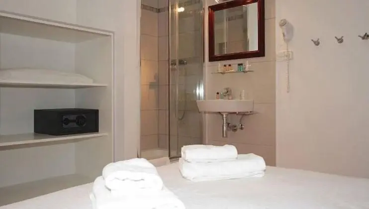 Tek Büyük veya İki Ayrı Yataklı Oda, Ortak Banyo