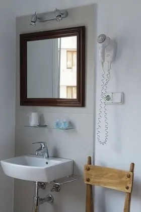 Tek Büyük veya İki Ayrı Yataklı Oda, Ortak Banyo