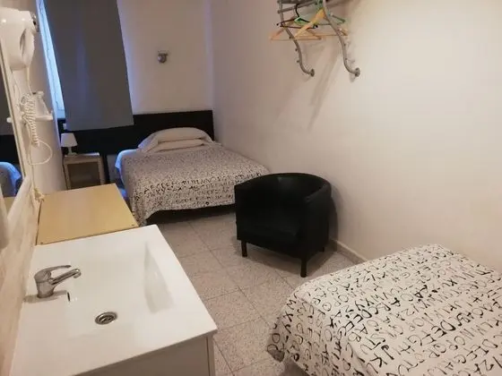 Tek Büyük veya İki Ayrı Yataklı Oda, Ortak Banyo