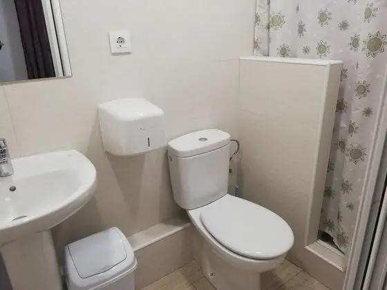 Tek Büyük veya İki Ayrı Yataklı Oda, Ortak Banyo