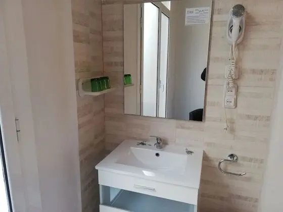 Tek Büyük veya İki Ayrı Yataklı Oda, Ortak Banyo