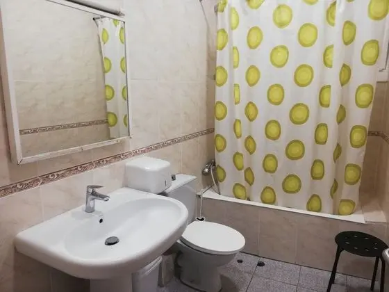 Tek Büyük veya İki Ayrı Yataklı Oda, Ortak Banyo