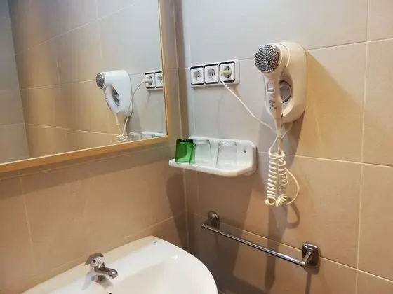 Üç Kişilik Oda, Birden Çok Yatak, Özel Banyo (1 Double and 1 Single)