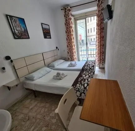 Tek Büyük veya İki Ayrı Yataklı Oda, Ortak Banyo