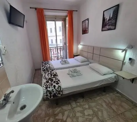 Tek Büyük veya İki Ayrı Yataklı Oda, Ortak Banyo