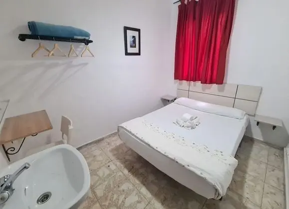Tek Büyük veya İki Ayrı Yataklı Oda, Ortak Banyo