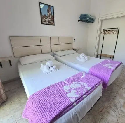 Tek Büyük veya İki Ayrı Yataklı Oda, Ortak Banyo