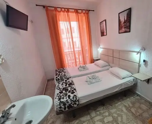 Tek Büyük veya İki Ayrı Yataklı Oda, Ortak Banyo