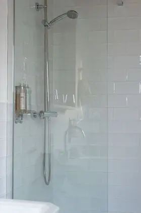 Tek Büyük Yataklı Oda, Balkon, Kısmi Deniz Manzaralı