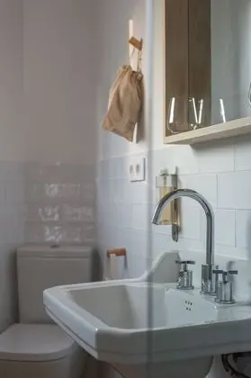 Tek Büyük Yataklı Oda, Balkon, Kısmi Deniz Manzaralı