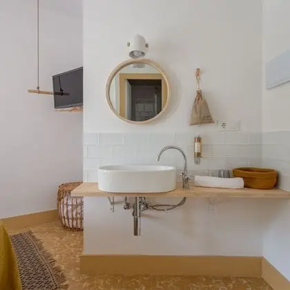 Tek Büyük Yataklı Oda, Balkon, Kısmi Deniz Manzaralı