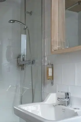 Tek Büyük Yataklı Oda, Balkon, Kısmi Deniz Manzaralı