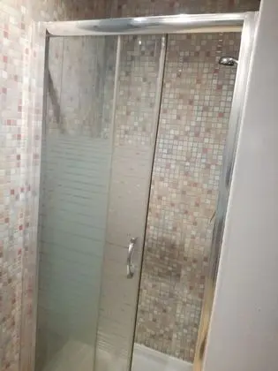 Basic Tek Büyük Yataklı Oda, Ortak Banyo (Shower in room)