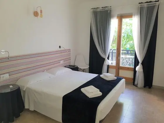 Tek Büyük Yataklı Oda, Balkon, Havuz Manzaralı