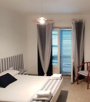 Tek Büyük Yataklı Oda, Balkon, Havuz Manzaralı