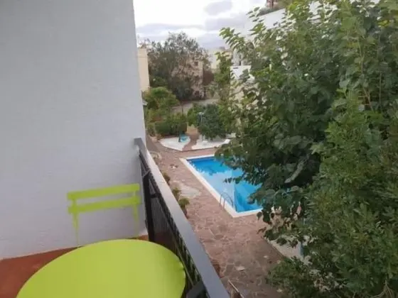 Tek Büyük Yataklı Oda, Balkon, Havuz Manzaralı