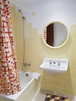 Tek Büyük Yataklı Oda, Balkon, Havuz Manzaralı