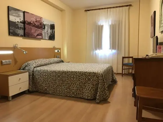 Büyük Yataklı Tek Kişilik Oda