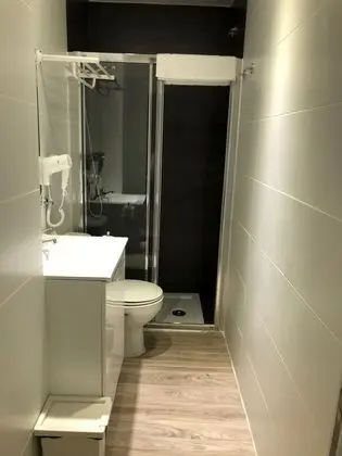Tek Büyük Yataklı Oda, Ortak Banyo (Interior)