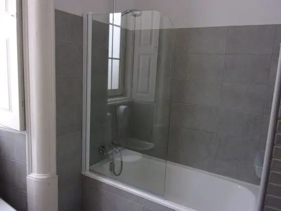Tek Büyük Yataklı Oda, Ortak Banyo