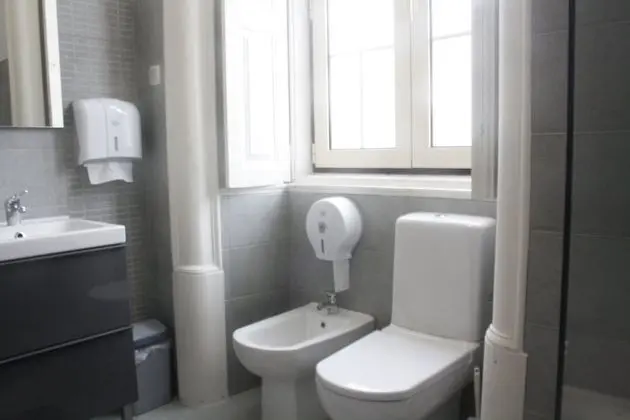 Tek Büyük Yataklı Oda, Ortak Banyo