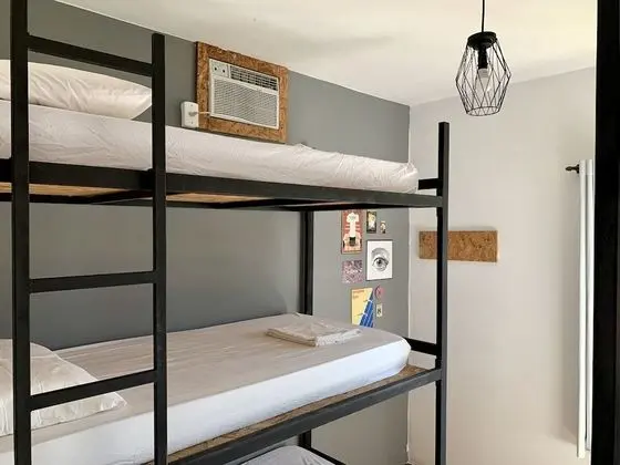 Ortak Ranzalı Oda, Karma Ranzalı Oda, Ortak Banyo (6 camas)