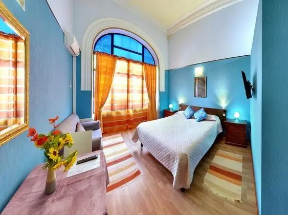 Tek Büyük Yataklı Oda (Private External Bathroom)