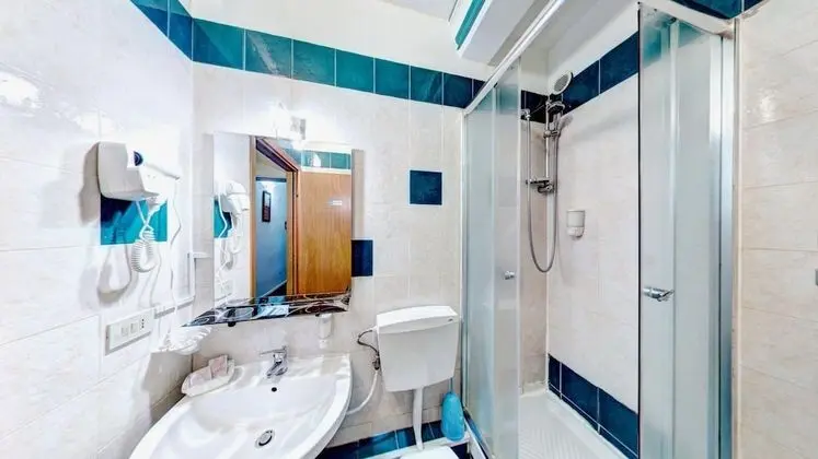 Tek Büyük Yataklı Oda (Private External Bathroom)