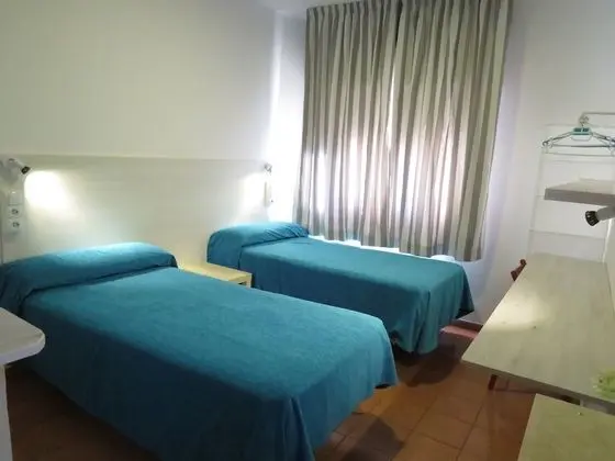 İki Ayrı Yataklı Oda, Ortak Banyo