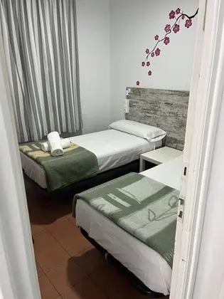 İki Ayrı Yataklı Oda, Ortak Banyo