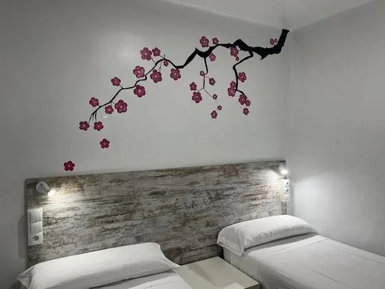 İki Ayrı Yataklı Oda, Ortak Banyo