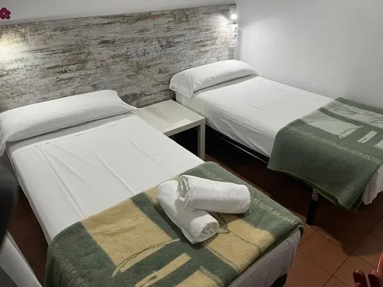 İki Ayrı Yataklı Oda, Ortak Banyo