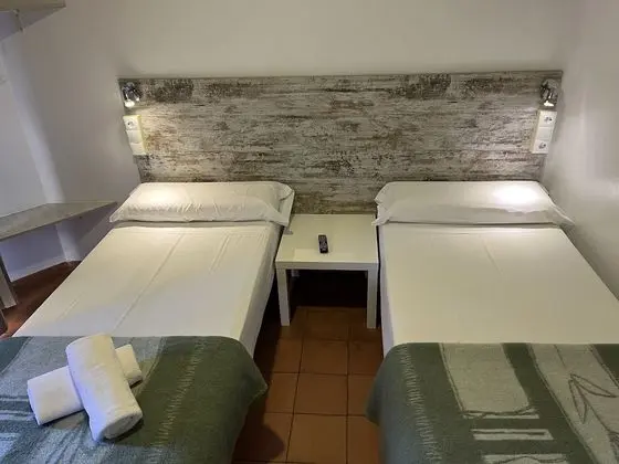 İki Ayrı Yataklı Oda, Ortak Banyo