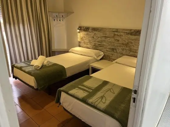 İki Ayrı Yataklı Oda, Ortak Banyo