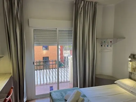 İki Ayrı Yataklı Oda, Ortak Banyo