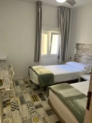 İki Ayrı Yataklı Oda, Ortak Banyo