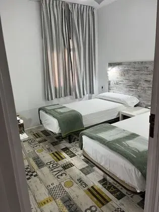 İki Ayrı Yataklı Oda, Ortak Banyo