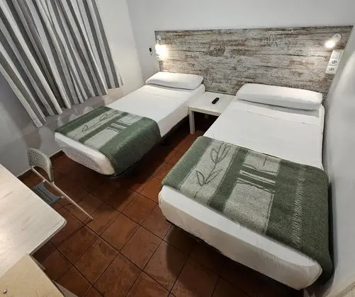 İki Ayrı Yataklı Oda, Ortak Banyo