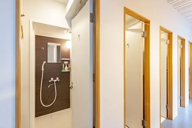 Ortak Ranzalı Oda, Sadece kadınlar için, Ortak Banyo