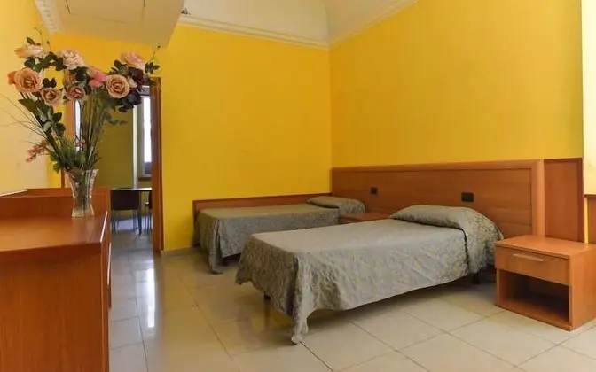 Tek Büyük veya İki Ayrı Yataklı Oda, Ortak Banyo