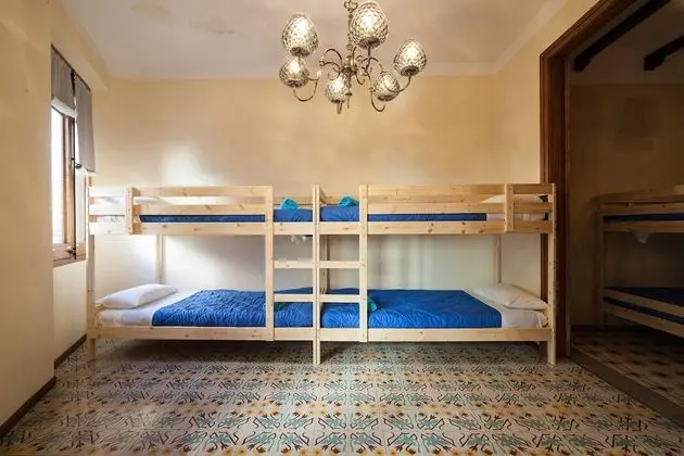 Ortak Ranzalı Oda, Karma Ranzalı Oda, Ortak Banyo (6 camas)