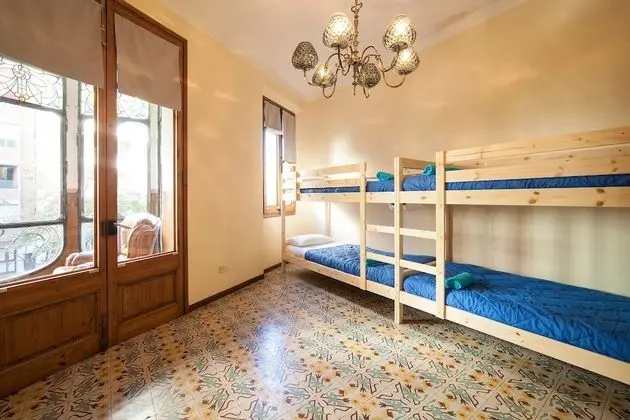 Ortak Ranzalı Oda, Karma Ranzalı Oda, Ortak Banyo (6 camas)